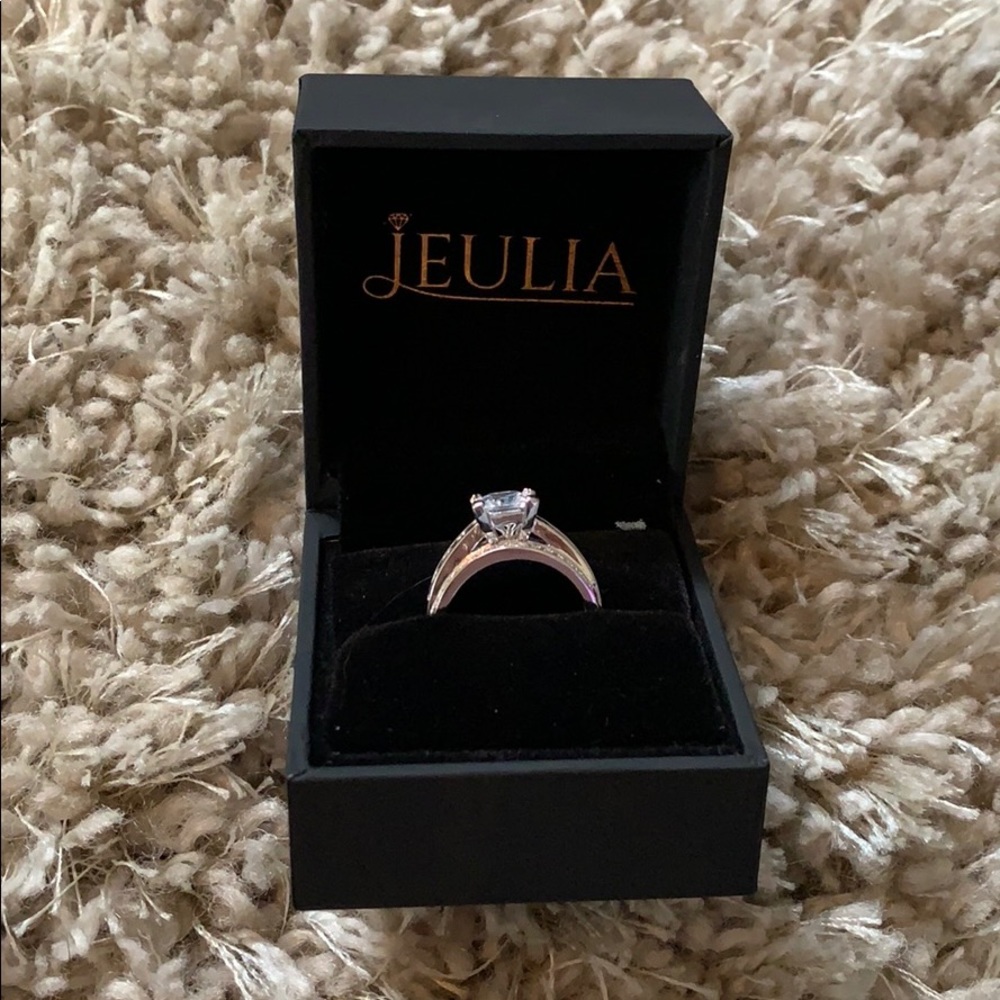 Brand new Jeulia ring